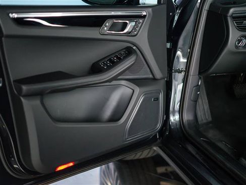 Used 2026 Porsche Macan AWD/4WD image 21