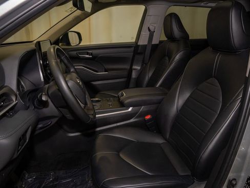 Used 2024 Toyota Highlander XLE image 13