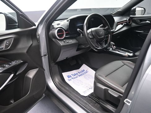 Used 2025 Chevrolet Trax RS w/ Sunroof Package FWD image 9
