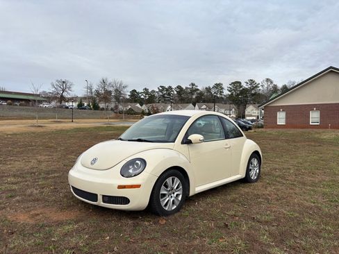 Used 2010 Volkswagen Beetle Coupe image 1