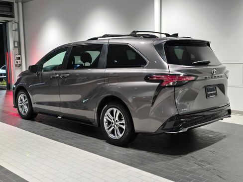 Used 2022 Toyota Sienna XSE w/ XSE Plus Package image 3
