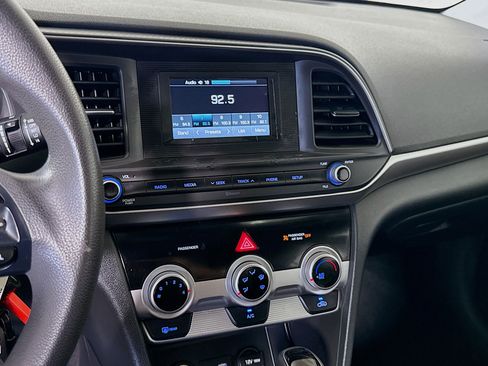 Used 2019 Hyundai Elantra SE w/ Cargo Package image 18