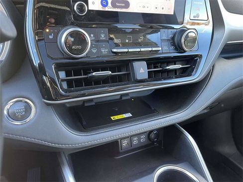 Used 2023 Toyota Highlander XLE image 32