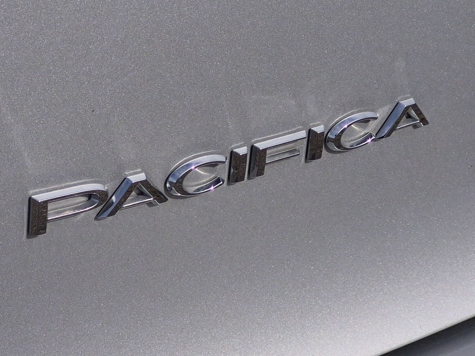 Used 2024 Chrysler Pacifica Touring-L FWD image 14