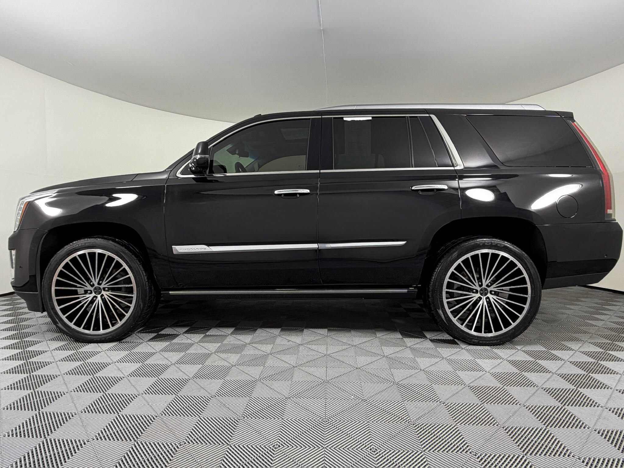 Used 2019 Cadillac Escalade Premium Luxury AWD/4WD image 6