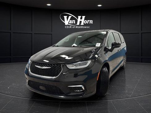 Used 2023 Chrysler Pacifica Touring-L FWD image 3