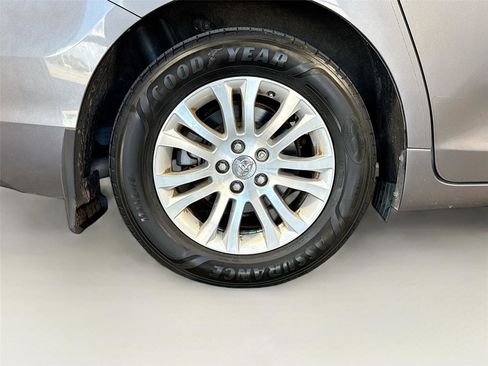 Used 2015 Toyota Sienna XLE w/ XLE Navigation Package FWD image 28