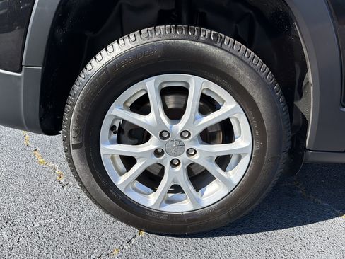 Used 2016 Jeep Cherokee Latitude w/ Cold Weather Group AWD/4WD image 15