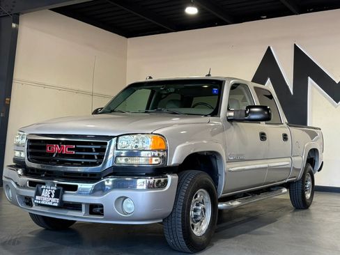 Used 2005 GMC Sierra 2500 SLT w/ Heavy-Duty Power Package AWD/4WD image 1