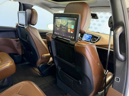 Used 2017 Chrysler Pacifica Limited FWD image 27