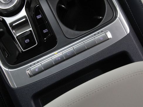 Used 2025 Kia Carnival EX image 17