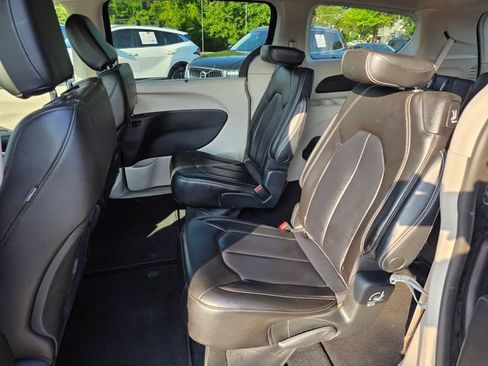 Used 2023 Chrysler Pacifica Touring-L FWD image 32