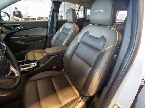 Used 2024 Chevrolet Trax ACTIV w/ Sunroof Package image 16