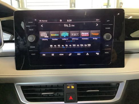 Used 2025 Volkswagen Taos SE AWD/4WD image 11