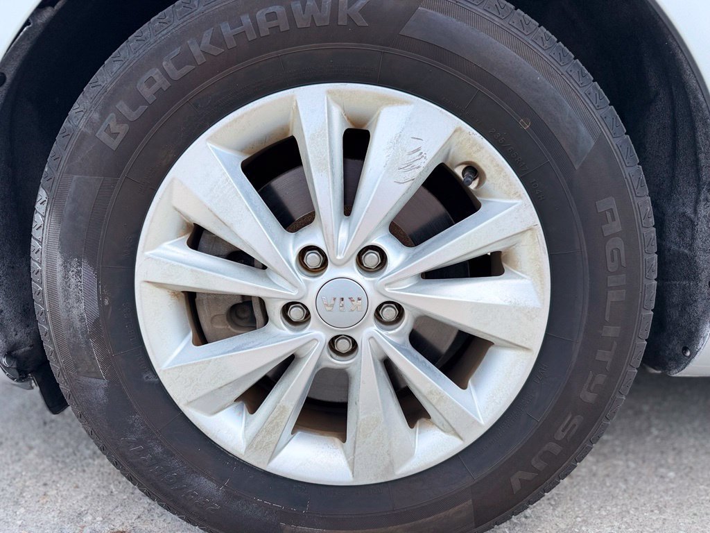 Used 2017 Kia Sedona LX w/ LX Essentials Premium Package FWD image 9
