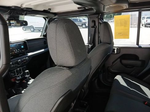 Used 2025 Jeep Gladiator Rubicon AWD/4WD image 16