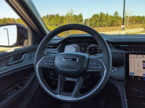 New 2025 Jeep Grand Cherokee Limited w/ Black Appearance Package image 24