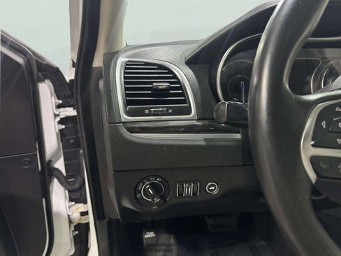 Used 2016 Chrysler 300 Limited w/ Driver Convenience Group image 19