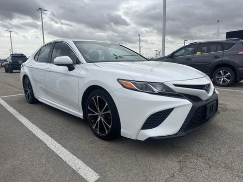 Used 2020 Toyota Camry SE image 3