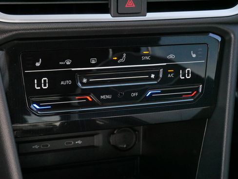 Certified 2025 Volkswagen Taos SE AWD/4WD image 23
