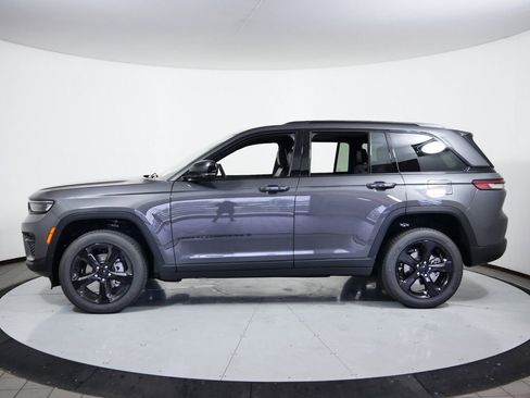 Used 2024 Jeep Grand Cherokee Altitude image 17