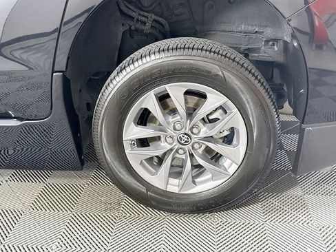Used 2024 Toyota Sienna XLE w/ XLE Plus Package FWD image 4