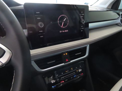 New 2025 Volkswagen Taos SE image 18