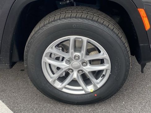 New 2025 Jeep Grand Cherokee L Laredo image 11