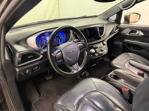 Used 2019 Chrysler Pacifica Touring-L Plus w/ S Appearance Package FWD image 21