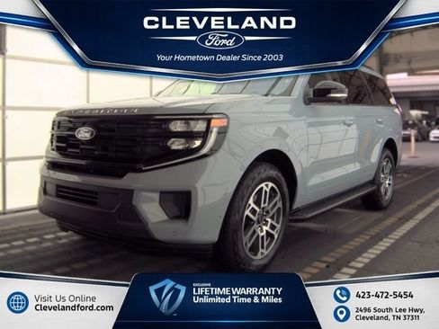 Used 2025 Ford Expedition Active AWD/4WD image 1