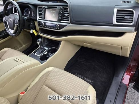Used 2017 Toyota Highlander Plus FWD image 18