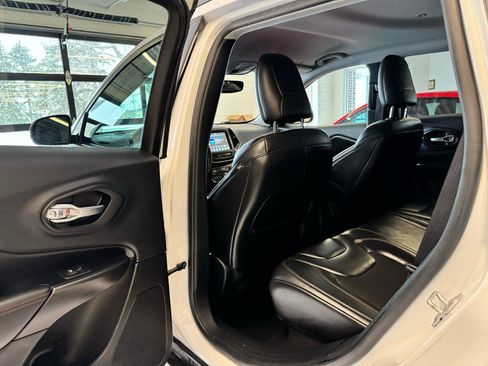 Used 2020 Jeep Cherokee Trailhawk w/ Comfort/Convenience Group AWD/4WD image 23