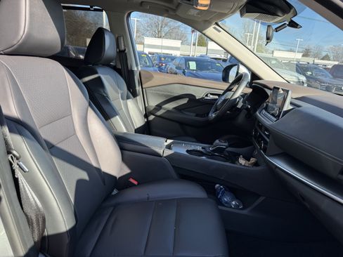 Used 2023 Nissan Rogue SV w/ SV Premium B Package image 16