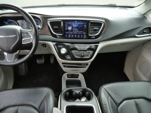 Used 2018 Chrysler Pacifica Touring-L Plus FWD image 10