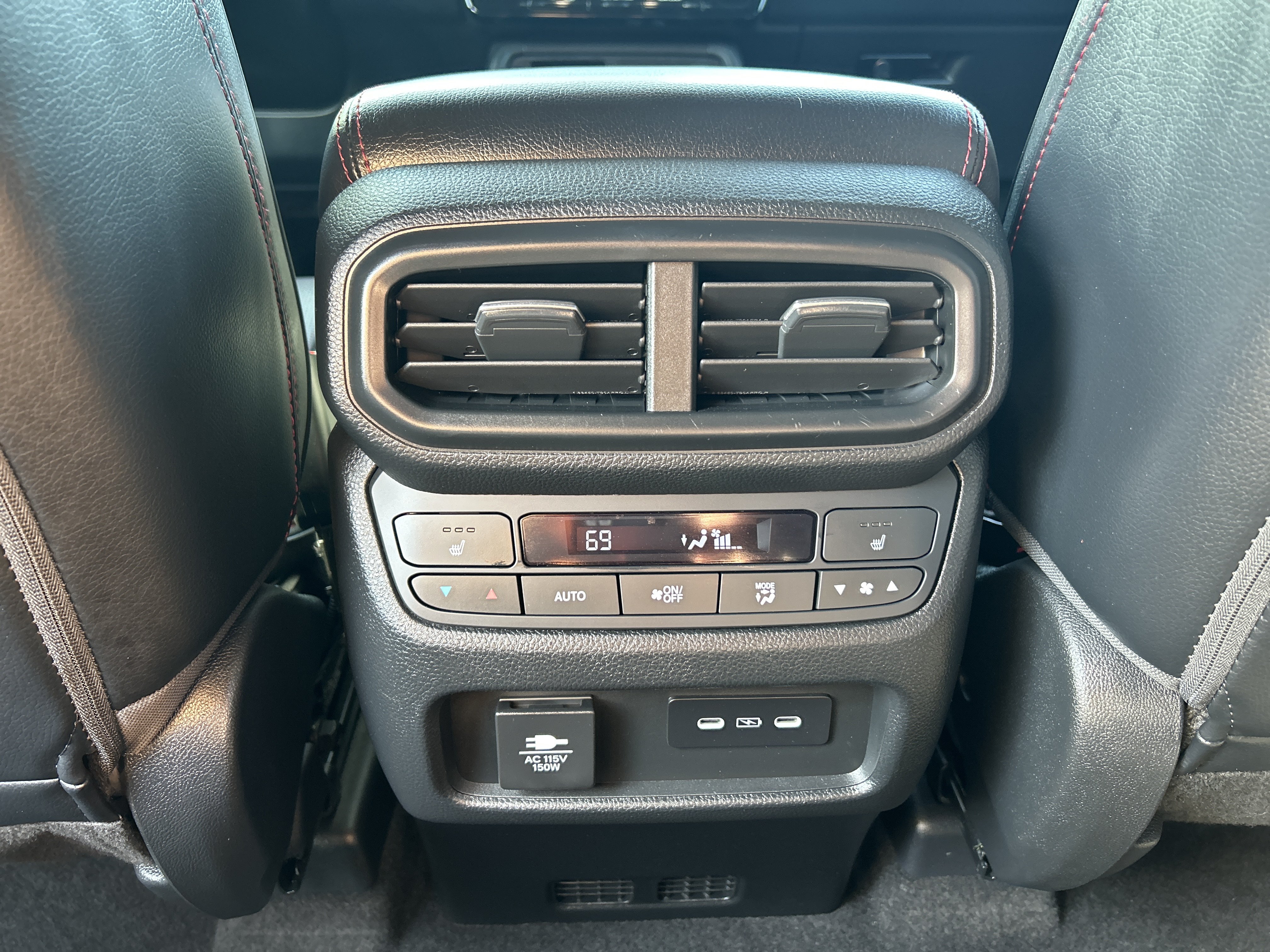 Certified 2025 Honda Pilot Black Edition image 28