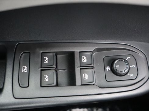 New 2026 Volkswagen Taos SE image 13