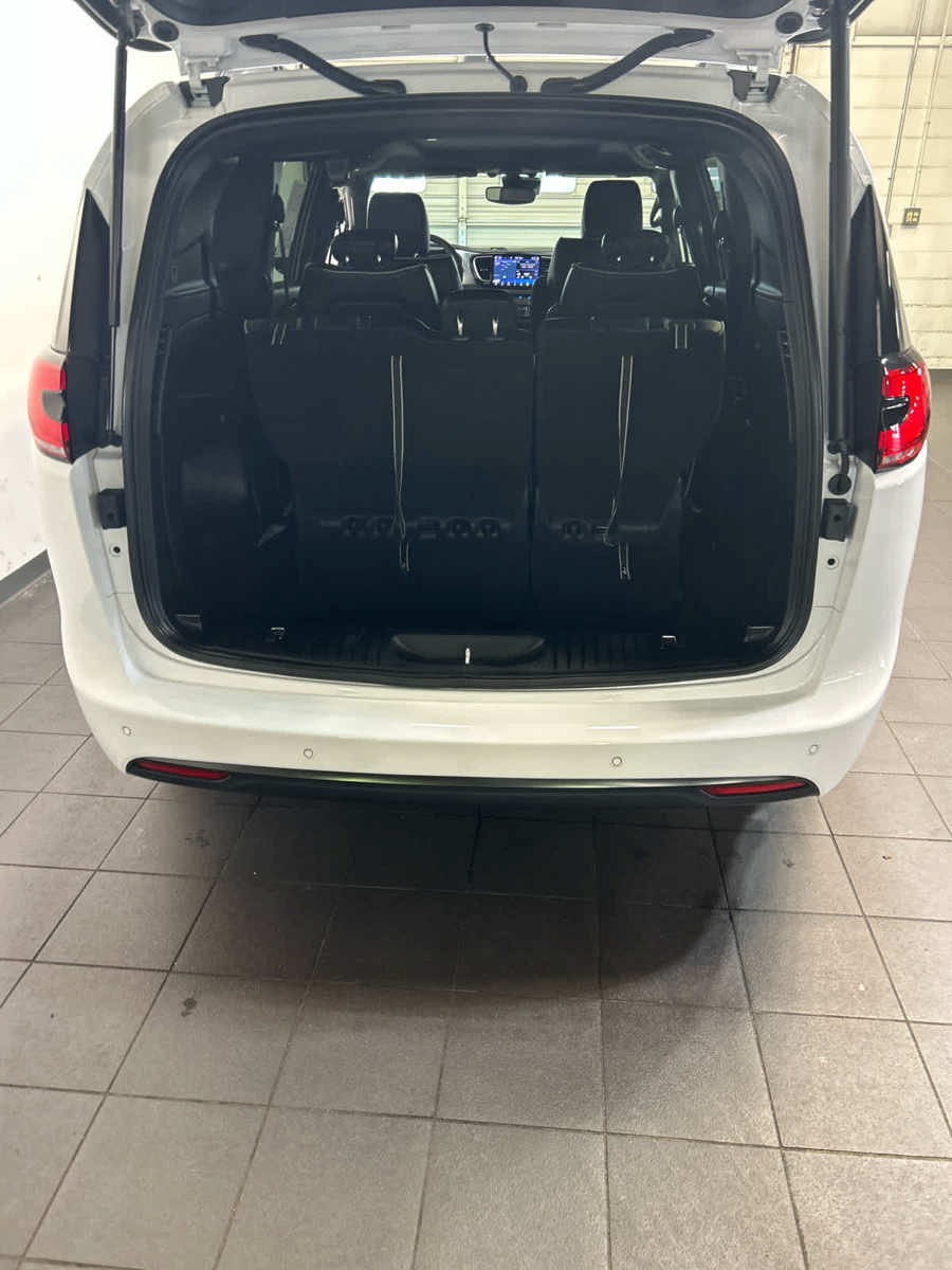 Used 2025 Chrysler Pacifica Limited FWD image 12