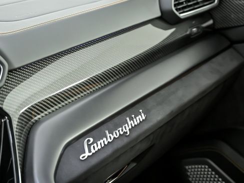 Used 2022 Lamborghini Urus image 41