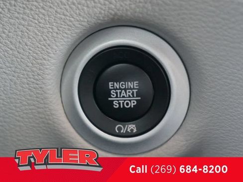 Used 2022 Chrysler Pacifica Limited AWD/4WD image 30