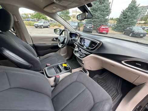 Used 2018 Chrysler Pacifica Touring Plus FWD image 15