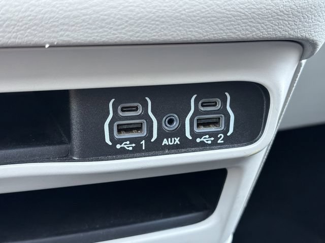 Used 2024 Chrysler Pacifica Touring-L FWD image 8
