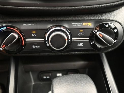 Used 2025 Kia Soul LX w/ LX Technology Package FWD image 12