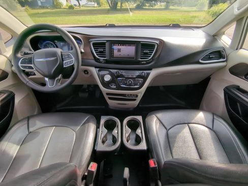 Used 2023 Chrysler Voyager LX image 21