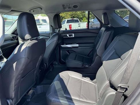 Used 2022 Ford Explorer XLT w/ Equipment Group 202A image 9