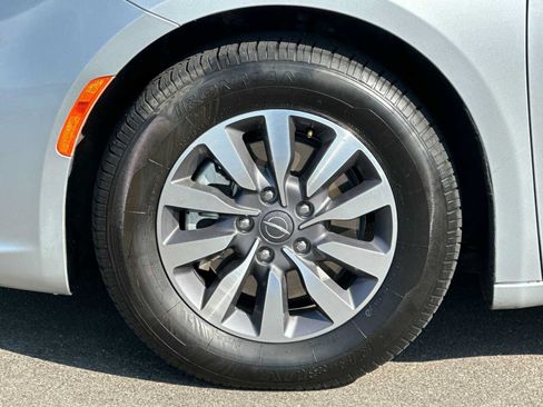 Used 2023 Chrysler Pacifica Touring-L FWD image 34