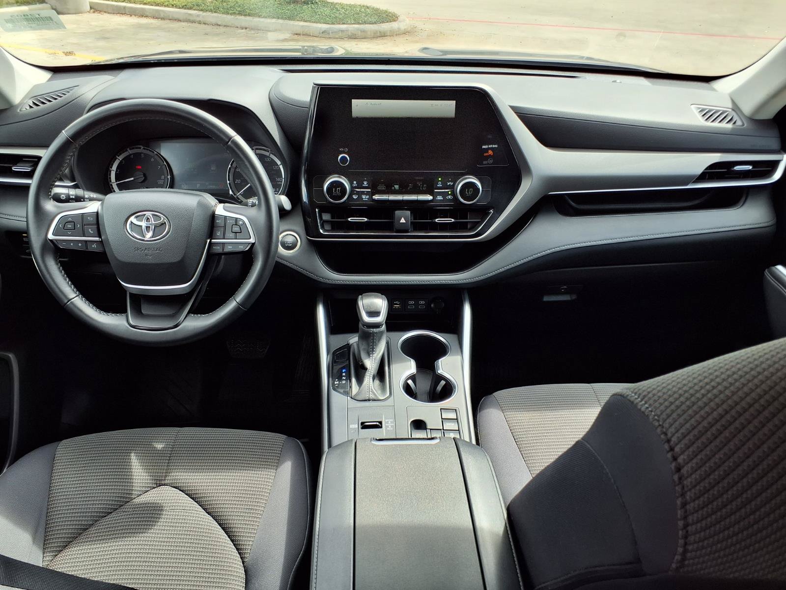 Used 2025 Toyota Highlander LE FWD image 11