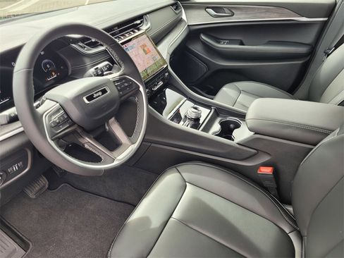 Used 2025 Jeep Grand Cherokee Limited w/ Trailer Tow Package image 6