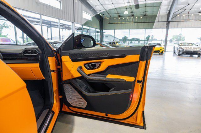 Used 2022 Lamborghini Urus AWD/4WD image 37