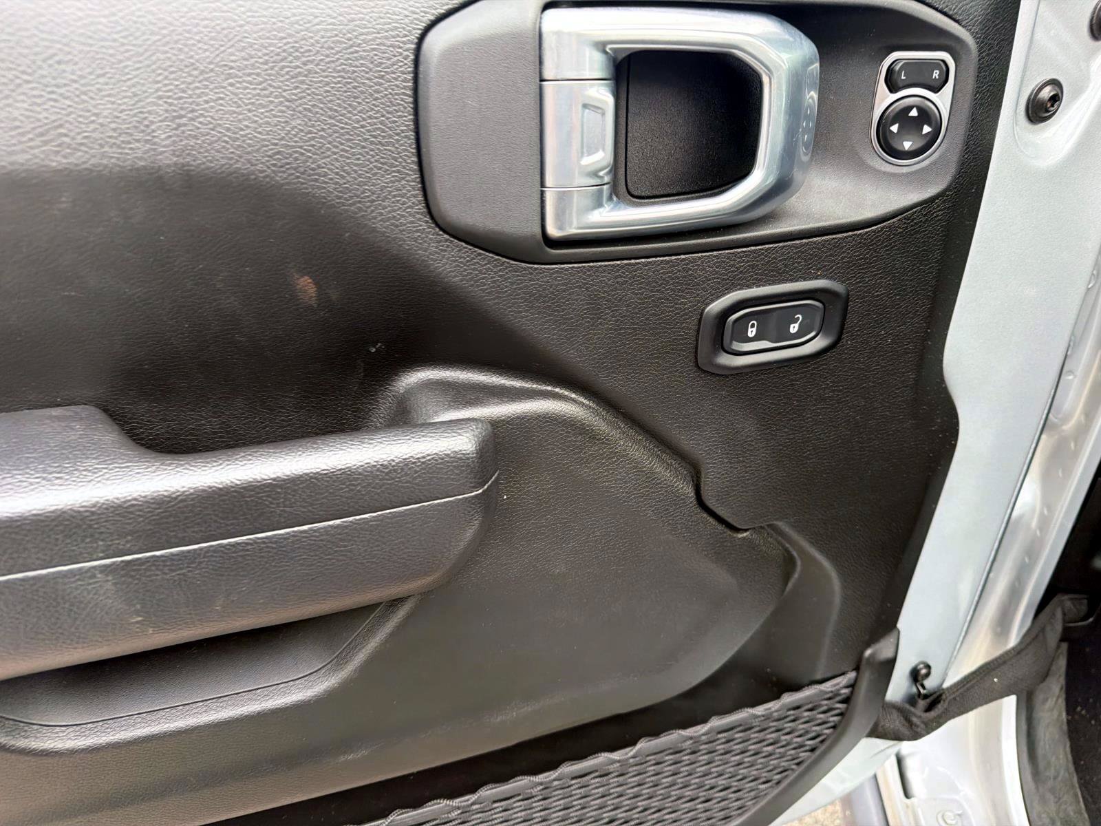 Used 2024 Jeep Wrangler Unlimited AWD/4WD image 12