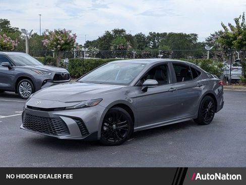 Used 2025 Toyota Camry SE FWD image 1